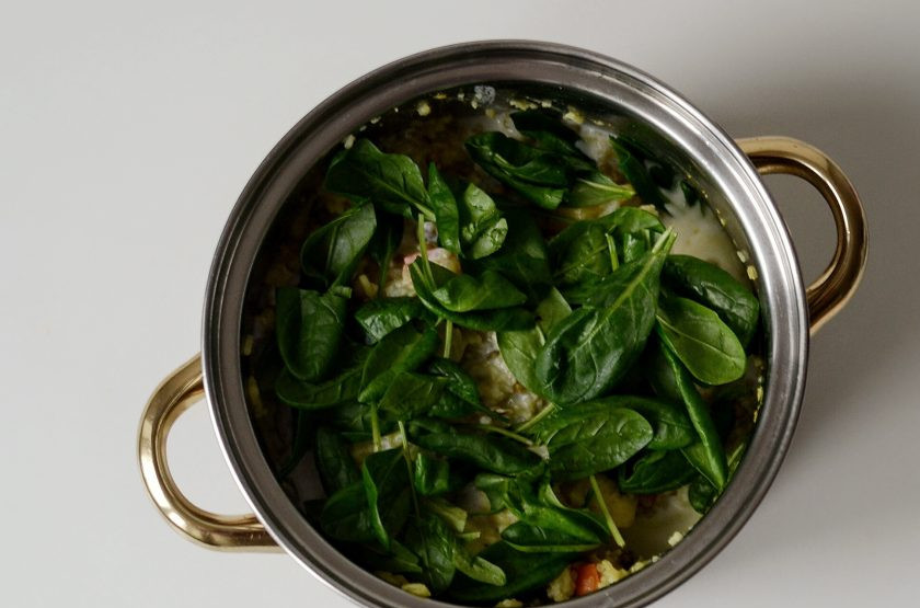 1. Этап. Кичари: Увеличьте температуру огня, добавьте кокосовое молоко и шпинат. Перемешайте. Накройте крышкой снова и оставьте на 5 минут.