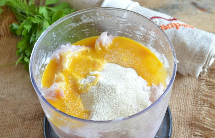 1. Этап. Рыбные тефтели в мультиварке: Яйца взбейте и вылейте к мясу. Добавьте также 2-3 столовые ложки манки. Посолите и хорошо перемешайте. Дайте фаршу немного постоять, чтобы манка впитала лишнюю влагу и тефтели держали форму.