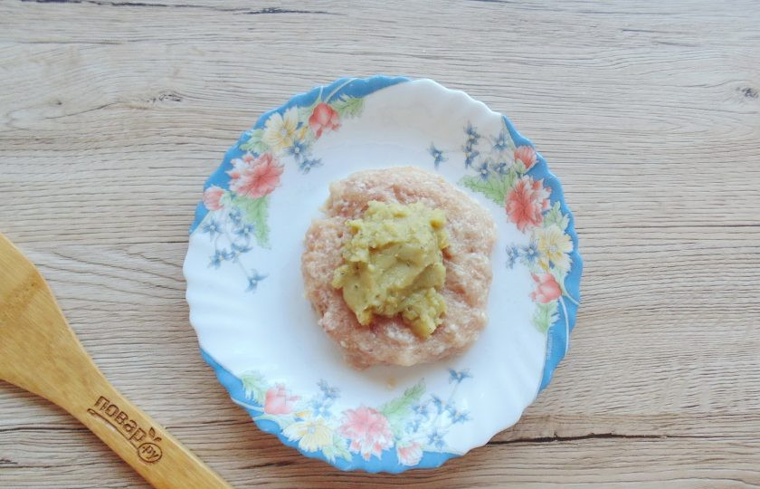 1. Этап. Зразы с горохом: Смоченными руками набирайте фарш и формируйте из него мясную лепёшку. На средину выложите 1-1,5 ч.л. остывшей гороховой каши.