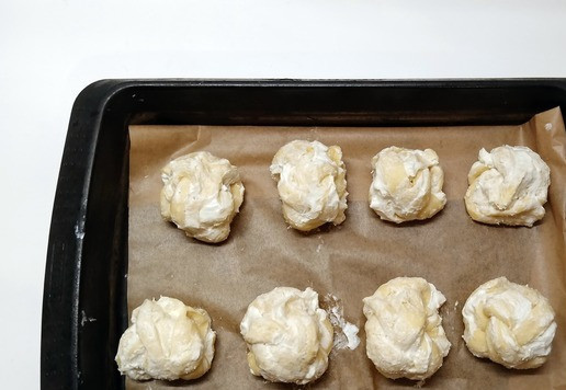 1. Этап. Булочки Клубочек с творожным сыром: Выложить на противень. Оставить на 40 минут.