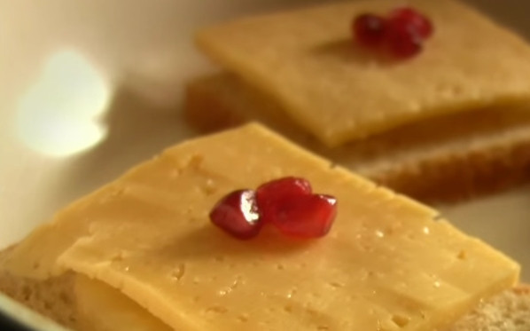 1. Этап. Бутерброды с сыром и ананасами: 5. По несколько зернышек граната положите на сыр. Накройте сковороду крышкой, жарьте на медленном огне, пока сыр не расплавится.
