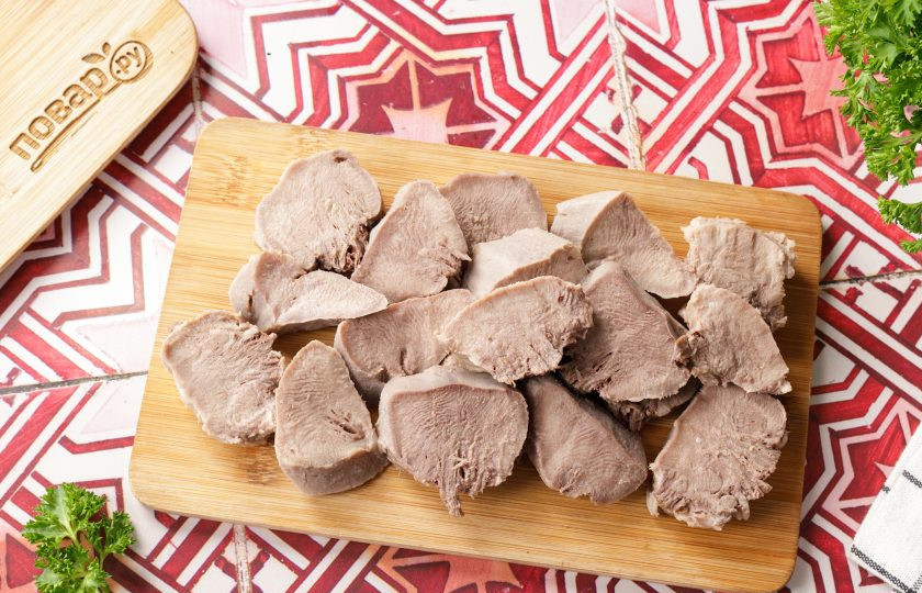 1. Этап. Язык маринованный: Язык нарежьте по своему желанию вдоль или поперек, но кусочки должны быть одной толщины.