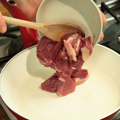 1. Этап. Баранина тушеная в соусе: Говядину крупно нарезать (куски примерно такого размера, как на шашлык). В сковороде растопить сало, в выделившемся жиру обжарить кусочки баранины.