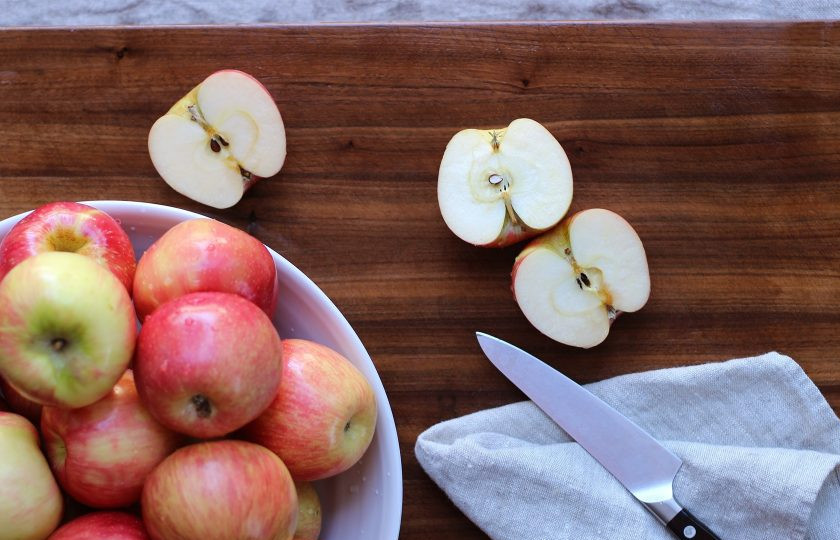 1. Этап. Самый яблочный пирог: 1. Вымойте яблоки, вытрите их насухо. Каждое яблоко разрежьте на 2 части.