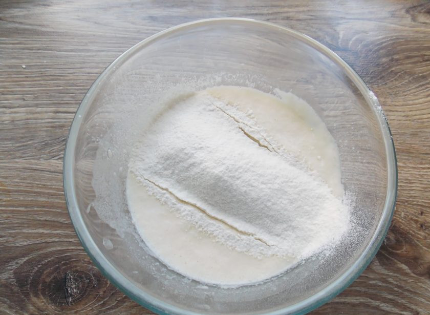 1. Этап. Блины на живых дрожжах: В миску просейте муку через мелкое сито.