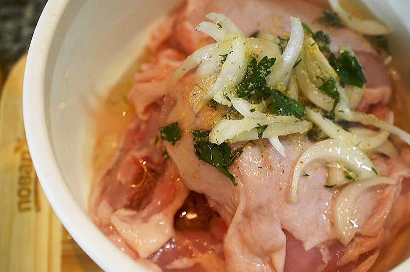 1. Этап. Бурум с курицей: 6. Куриные бедра помойте и залейте полученным маринадом. Оставьте мариноваться минимум на час.