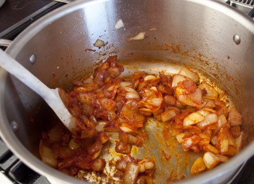 1. Этап. Мясное рагу с картошкой: 4. Добавить томатную пасту, перемешать и жарить еще пару минут.