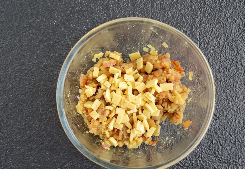 1. Этап. Чечевица с баклажанами: Соедините овощную начинку, чечевицу и мелко порезанный сыр.