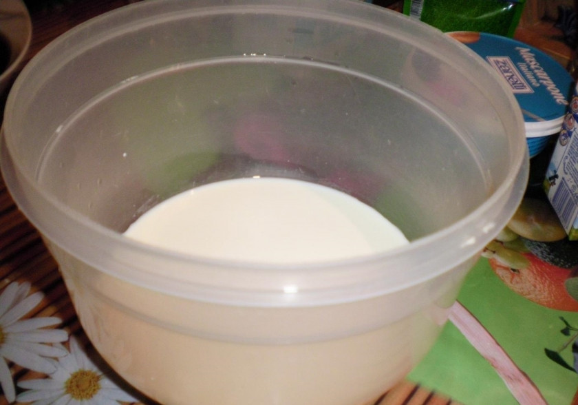 1. Этап. Тирамису без сырых яиц: 1. Сливки предварительно охлаждаем, затем переливаем их в миску и взбиваем с добавлением сахара до образования крепких верхов.