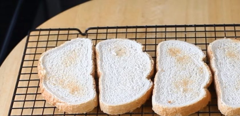 1. Этап. Горячие бутерброды со шпротами, помидорами и сыром: 1. Хлеб подсушите в духовке или в тостере до образования хрустящей корочки. Затем натрите хлеб с обеих сторон долькой чеснока.