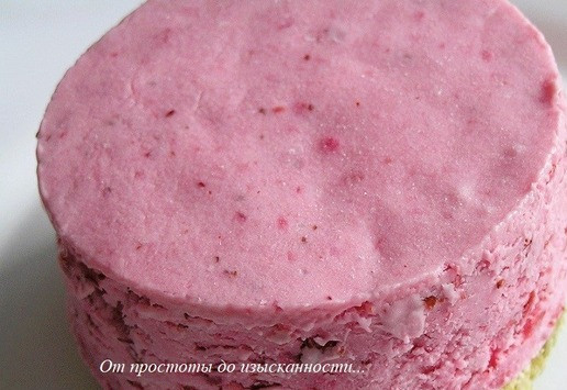 1. Этап. Фисташковое пирожное с брусничным семифреддо: Достаньте форму с мороженым и при помощи формочки с острыми краями вырежьте кружки нужного диаметра (у меня 6 см). Аккуратно выложите на бисквит.