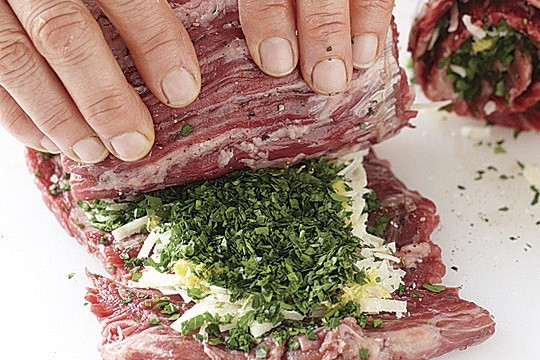 1. Этап. Говяжьи рулетики с сыром и зеленью: 1. Говядину вымойте, обсушите и слегка отбейте. Посолите и поперчите по вкусу. Присыпьте тертым сыром, цедрой лимона и измельченной зеленью. Аккуратно сверните рулетом.