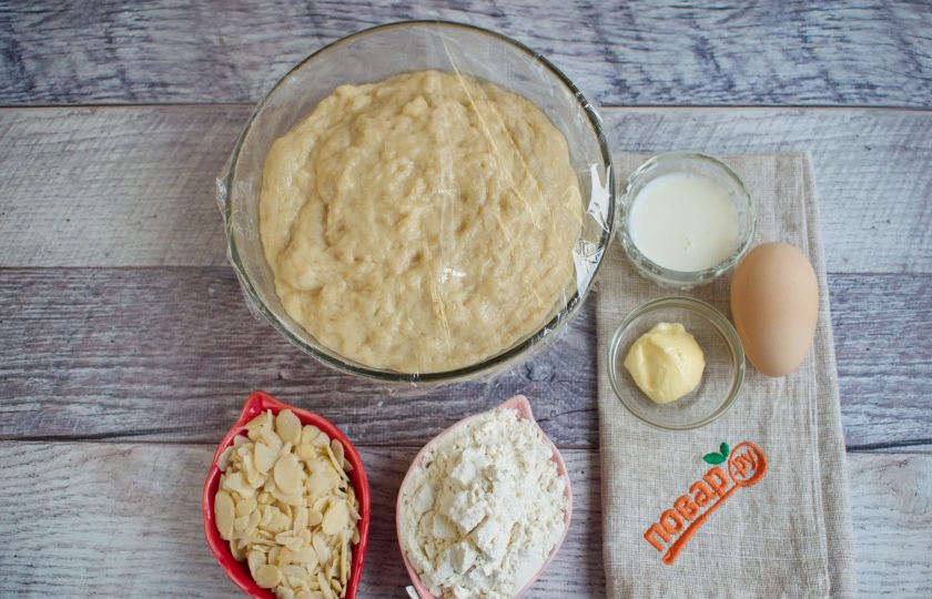 1. Этап. Плюшки с миндалем: Подошедшее тесто обомните. Подготовьте остальные ингредиенты.
