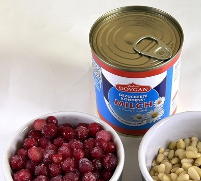 1. Этап. Десерт Сибирочка: В этом десерте возможна только одна замена - вместо брусники можно взять клюкву или смесь ягод. У меня клюква. Ягода берётся замороженная.