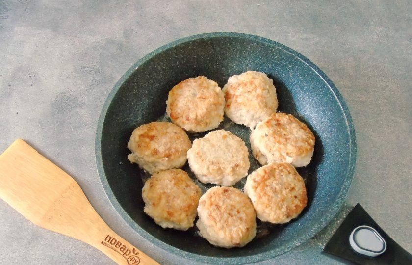 1. Этап. Тефтели с рисом как в детском саду: Обжарьте тефтели с обеих сторон до румяной корочки.