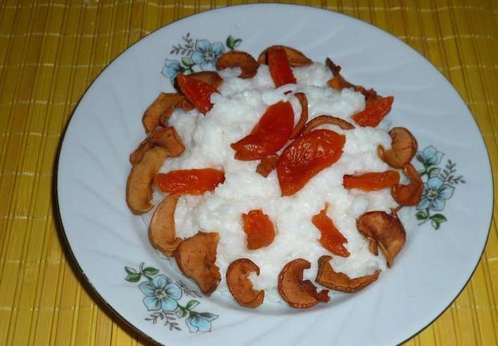 1. Этап. Сухофрукты на завтрак: Приправляем кашу ванильным и обычным сахаром по вкусу. Можно по желанию добавить кусочек сливочного масла. Выкладываем пропаренные сухофрукты на выложенную в тарелочку кашу. Вот такой полезный и аппетитный завтрак у нас получился!