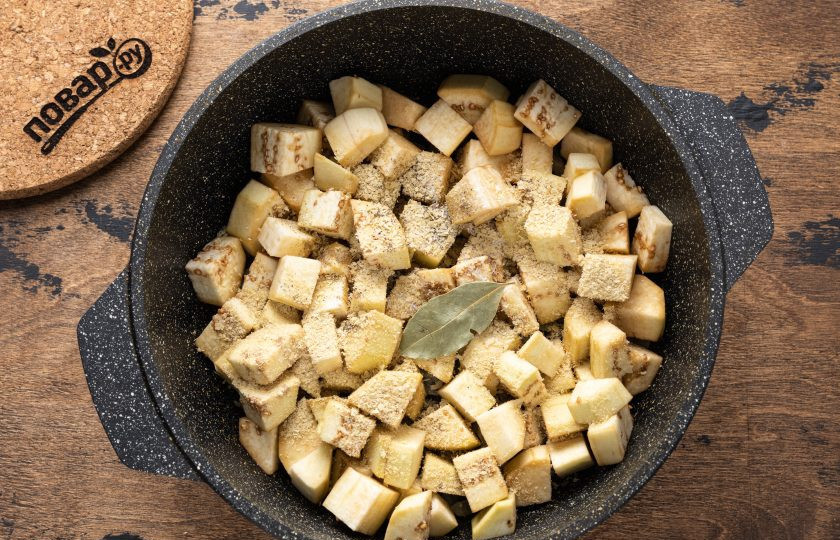 1. Этап. Жареные баклажаны Как грибы: Присыпьте их специями и приправой со вкусом грибов. Добавьте лавровый лист. Тушите на небольшом огне около 10 минут, периодически помешивайте.