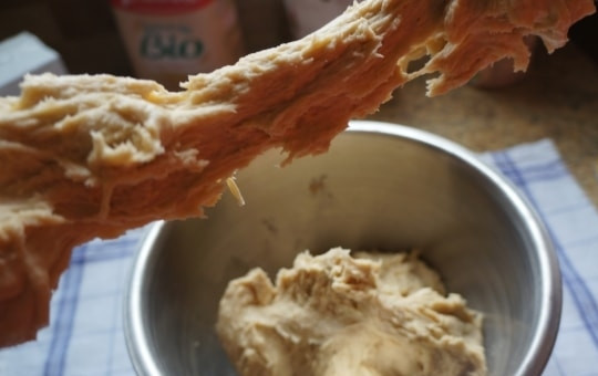 1. Этап. Вафли домашние в электровафельнице: 7. Отщипывайте небольшое кусочки, выкладывайте на разогретую вафельницу и жарьте до румяности вафельки.