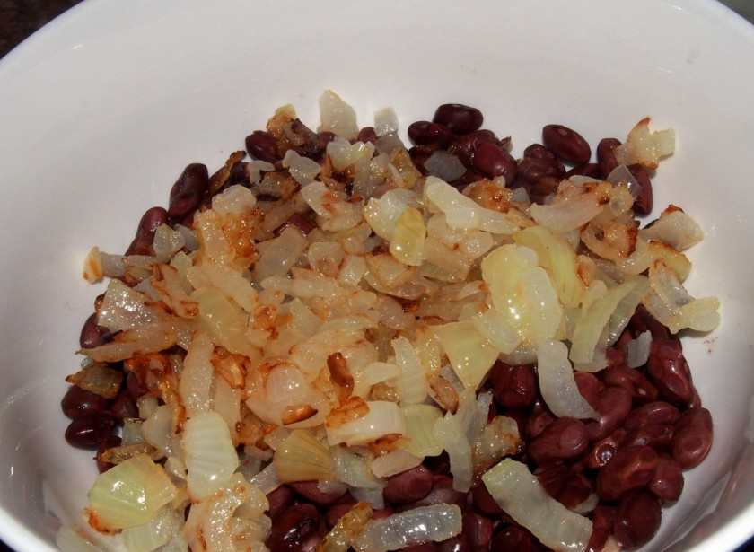 1. Этап. Салат из вареной фасоли: Лук порежьте кубиками и обжарьте до золотистого цвета на растительном масле. Добавьте к фасоли.