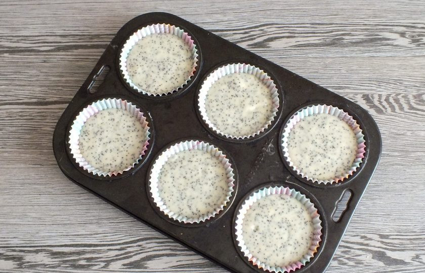 1. Этап. Кексы на кефире с маком: Форму для кексов смажьте тонким слоем растительного масла или вложите бумажные формочки для выпечки кексов. Разлейте тесто. Форму поставьте в разогретую до 180 градусов духовку на 20-25 минут. Учитывайте особенности своей духовки.