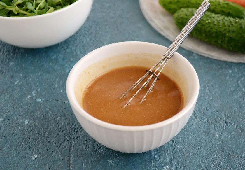 1. Этап. Весенние роллы: Смешайте арахисовую пасту, соевый соус, уксус, имбирь и оливковое масло.