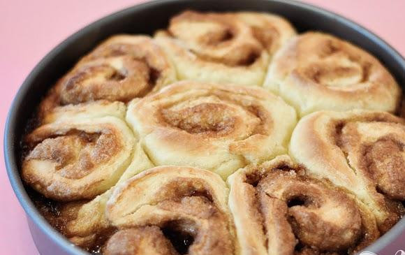 1. Этап. Булочки с корицей и пахтой: 7. Выпекать в течение 20-25 минут, до золотисто-коричневого цвета.