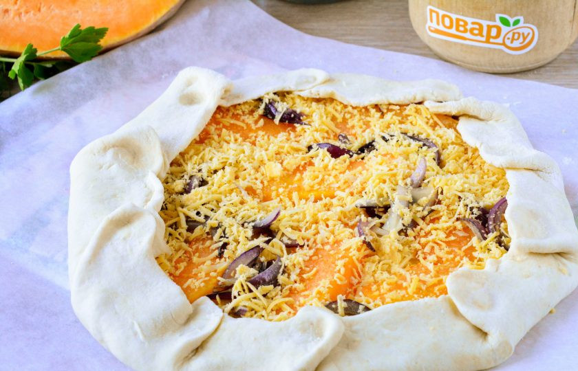 1. Этап. Пирог с тыквой открытый: Свободные края теста заверните наверх, слегка защипывая.