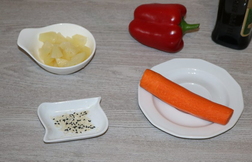 1. Этап. Салат из моркови с ананасом: Подготовьте ингредиенты.