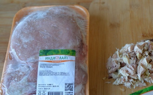 1. Этап. Салат Чингисхан: Для приготовления салата берём филе индейки. У меня - филе бедра индейки Индилайт. Заливаем необходимое количество филе водой, доводим до кипения, снимаем пену и варим в подсоленной воде до готовности около 40 минут на слабом огне. В конце добавляем любимую приправу. У меня - универсальная приправа для птицы. Готовому филе даём остыть, режем мелкими кусочками.