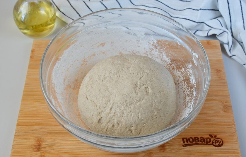 1. Этап. Черный хлеб простой: Вымешивайте тесто руками не менее 5-7 минут, пока оно не станет упругим, однородным. Накройте миску пленкой пищевой и уберите в теплое место на 1 час.