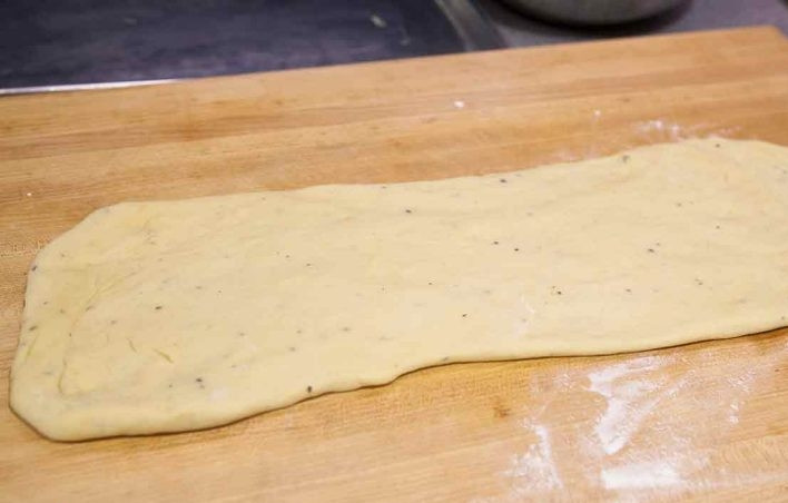 1. Этап. Шведский кекс: 1. Растворите дрожжи в половине стакана воды. В теплом молоке растворите 115 грамм масла, белый сахар, затем соедините с дрожжевой смесью. Муку смешайте с солью и кардамоном, введите сухие ингредиенты в жидкие и замесите тесто. Переложите его в миску и оставьте на 1-2 часа. Разделите тесто на 2 части, одну часть руками растяните в прямоугольник, затем проделайте все со второй частью.