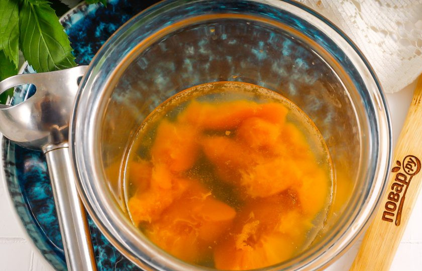 1. Этап. Коктейль Беллини: Влейте в емкость охлажденное белое игристое вино. Если персики свежие, то всыпьте немного сахарного песка, чтобы придать напитку легкую сладость. Измельчите или взбейте все до измельчения.