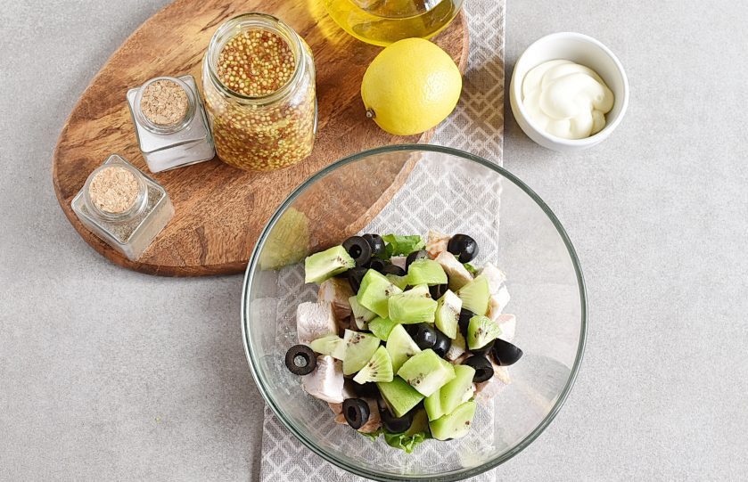 1. Этап. Салат с киви и курицей: Добавьте очищенные и нарезанные кусочками киви.