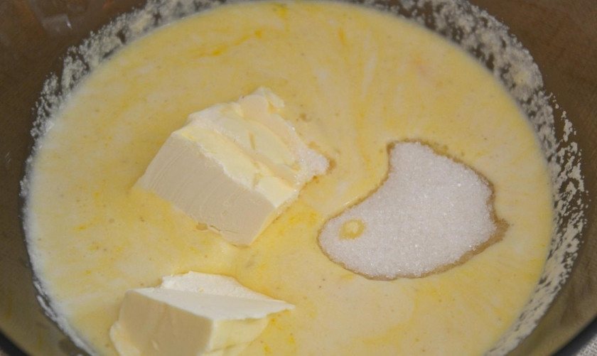 1. Этап. Манник с творогом в духовке: 4. Сливочное масло заранее достаю из холодильника и добавляю к основным ингредиентам, взбиваю блендером.