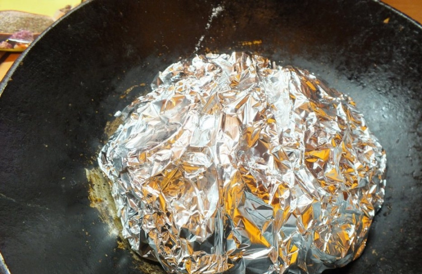 1. Этап. Говядина под шубой: 4. Теперь края фольги заворачиваем довольно плотно, и в разогретой до 180 духовке запекаем мясо 30-40 минут.