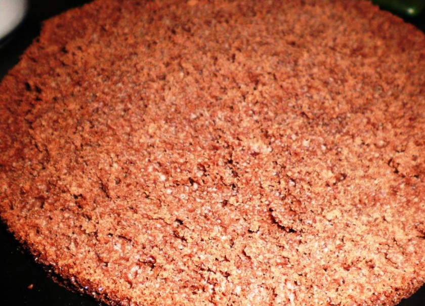 1. Этап. Торт Сметанник классический рецепт: Остывший корж разрежьте пополам.