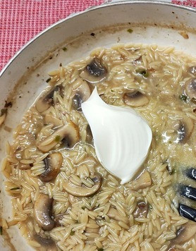 1. Этап. Ризотто из пасты с грибами: Добавить плавленый сливочный сыр ТМ Hochland.