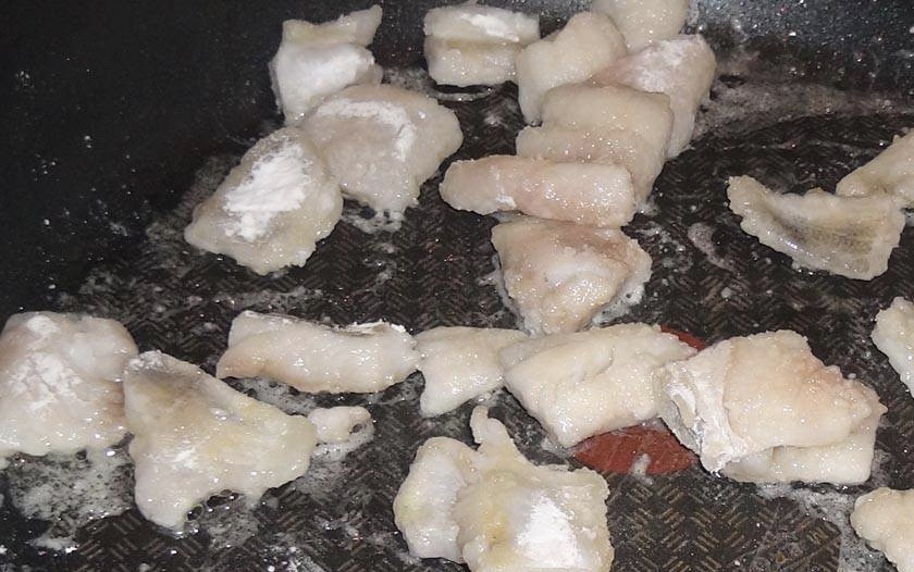 1. Этап. Рыба в кисло-сладком соусе по-китайски: 4. В отдельную ёмкость (желательно, чтобы она была плоской) выкладываем картофельный крахмал. В нём нужно как следует обвалять кусочки рыбы. Затем выкладываем их в разогретую с растительным маслом сковороду. Обжаривайте минут 5, помешивая.