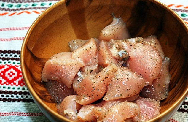 1. Этап. Куриное филе под сливочным соусом: Курицу порежьте кусочками среднего размера, посолите, поперчите, добавьте специи по вкусу.