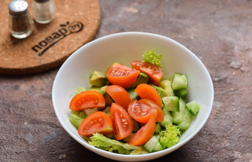 1. Этап. Салат с авокадо и семгой: Переложите авокадо и огурец в салат. Помидоры черри ополосните и просушите, нарежьте дольками и добавьте в салат. Сбрызните салат маслом и добавьте сок лимона, соль и перец по вкусу. Перемешайте все.
