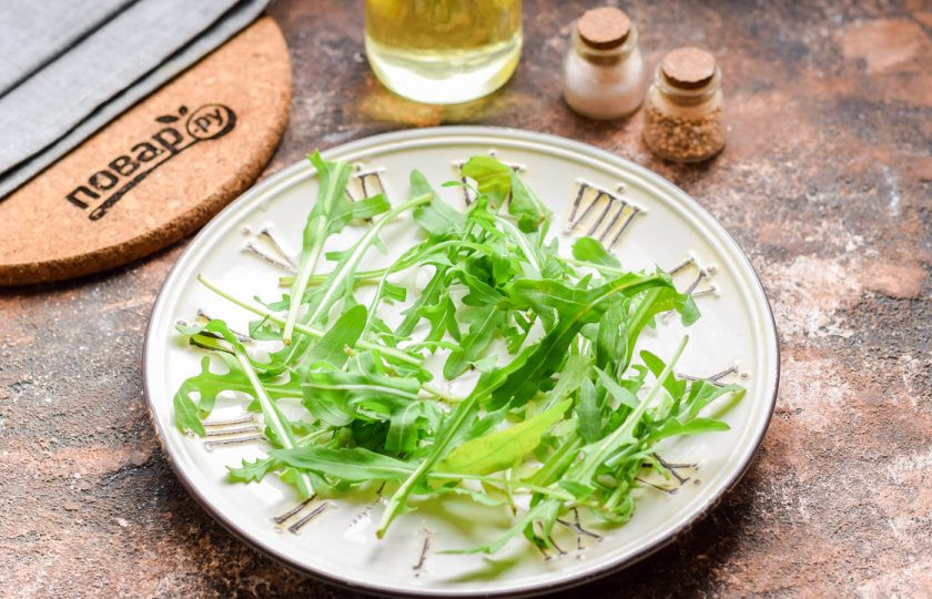 1. Этап. Салат из свеклы с кедровыми орешками: Рукколу ополосните и просушите, выложите на тарелку.