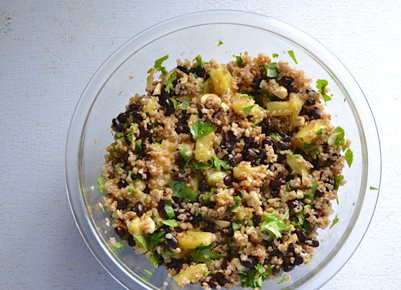 1. Этап. Салат с ананасом: 5. Добавляю остывший булгур, заправляю салат соусом и перемешиваю, по вкусу солю.