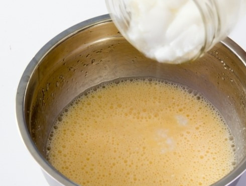 1. Этап. Пышные оладьи на кислом молоке без дрожжей: 4. Добавьте необходимое количество скисшего молока. Все тщательно перемешайте. В результате должна получиться однородная смесь без комочков прокисшего молока.