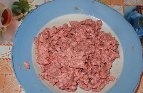 1. Этап. Начинка для беляшей: Затем пропустите его через мясорубку.