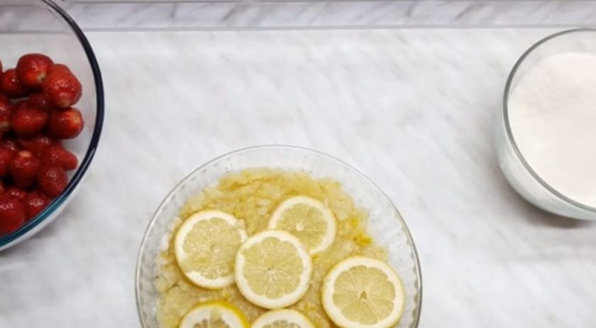 1. Этап. Клубнично-лимонный джем: 1. Крупный лимон отложите в сторону, а мелкие перекрутите вместе с кожурой через мясорубку. Смешайте с половиной сахара. Крупный лимон нарежьте толстыми пластинками и добавьте к перекрученному лимону.