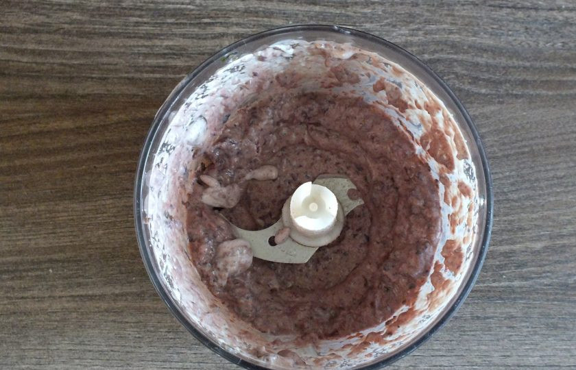 1. Этап. Мороженое с изюмом: Пробейте содержимое чаши блендера до однородного состояния.