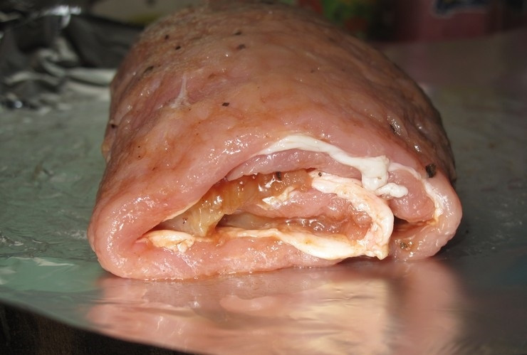 1. Этап. Курица со свининой в духовке: 3. Сворачиваем рулет на фольге так, чтобы курица была внутри и соус оставался между слоями мяса. Если кажется, что мало соли, можно смело подсолить.