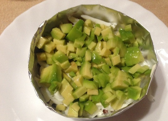 1. Этап. Салат Принцесса на горошине: 6. Авокадо очистим, нарежем мелкими кубиками и добавим столовую ложку или чуть больше лимонного сока. Можно добавить дольку мелко нарезанного лимона.