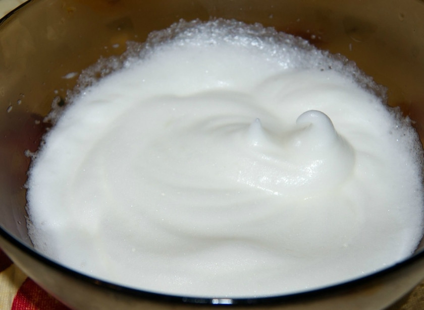 1. Этап. Запеканка из тыквы с творогом в духовке: Охлажденные белки взбивайте до устойчивых пиков и аккуратными движениями сверху-вниз подмешайте их к тыквенному пюре.