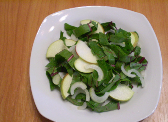 1. Этап. Сыроедческое блюдо из свекольной ботвы: Распределяем лук и яблоки.